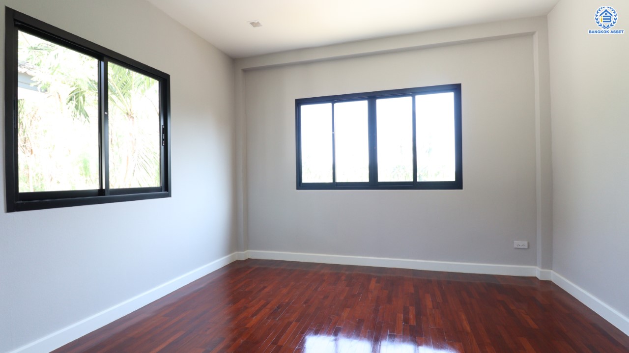 บ้านมือสองตกแต่งใหม่ ม.ราชพฤกษ์ บางบอน4 หลังมุม ตกแต่งหรูหรา ดีไซน์ Classic เนื้อที่ 103.1 ตร.ว. ฟังก์ชัน 3 ห้องนอน 3 ห้องน้ำ จอดรถได้ 4 คัน พื้นที่สนามหญ้าด้านข้างกว้างกว่า 242 ตร.ม. บนทำเลศักยภาพ เชื่อมต่อหลายเส้นทาง ใกล้เดอะมอลล์บางแค จุดขึ้นทางด่วน "เพชรเกษม" และรถไฟฟ้าสายสีน้ำเงิน "สถานีหลักสอง"